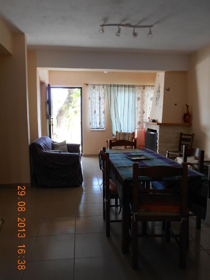 Mina Apartments Poros Town Habitación foto
